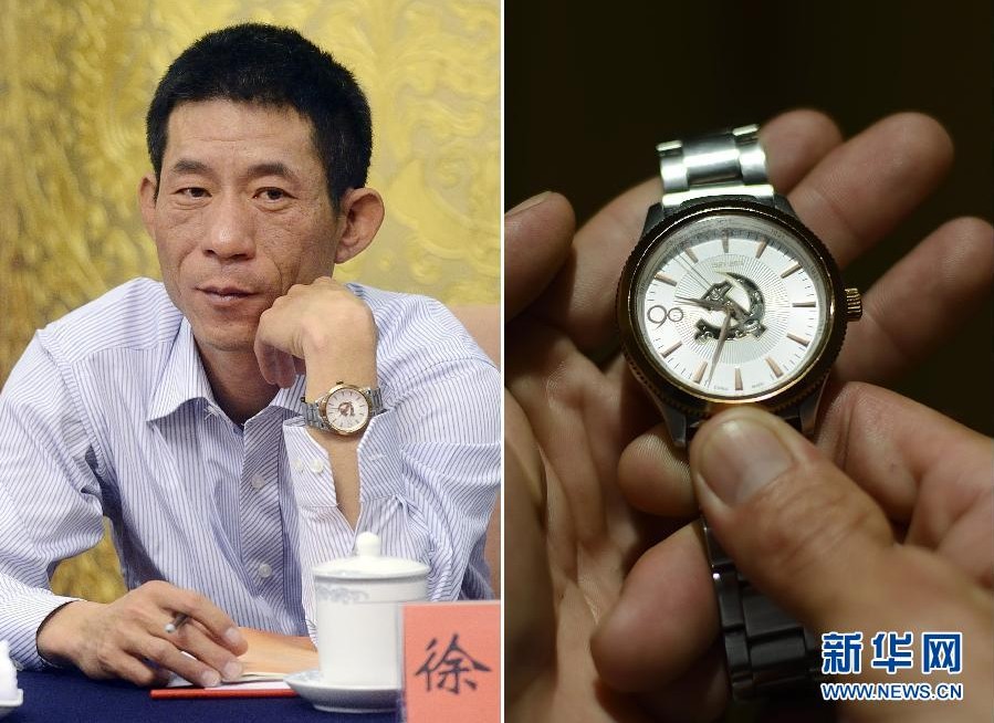 十八大：徐文华展示代表的“党徽”手表