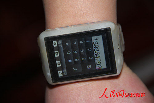 湖北鄂州一农民用玉雕刻手机手表