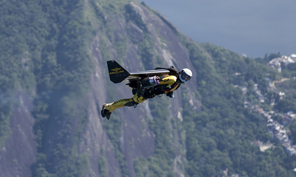 震撼天际 百年灵“喷射人”飞越里约热内卢