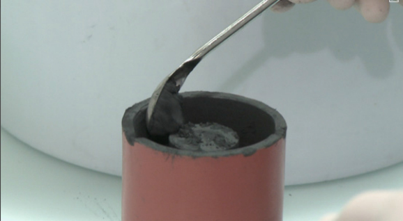 在模具中注入陶瓷粉末，待高压聚形成为空心柱
