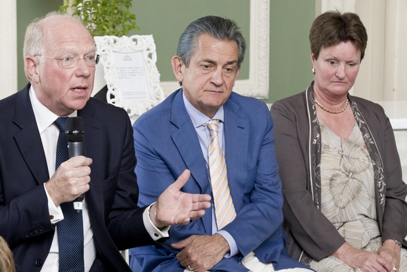 (从左至右) 国际奥比斯组织主席罗伯特·沃尔特斯博士、欧米茄总裁欧科华先生与珍妮丝·伯顿女士就奥比斯使命展开座谈