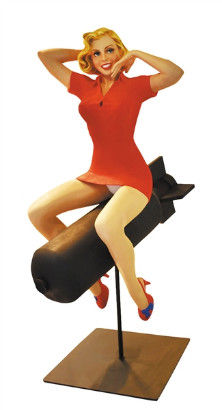 导弹上的红衣女郎是百年灵全球形象店的标志装置。