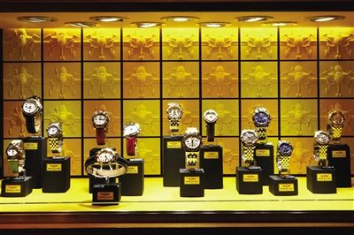 旗舰店拥有300多枚腕表精品，涵盖百年灵旗下十大系列和宾利系列作品。