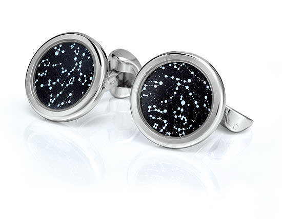 梵克雅宝的Midnight白金镶嵌钻石及缟玛瑙袖扣描绘了夜空的深不可测，迷人优雅。