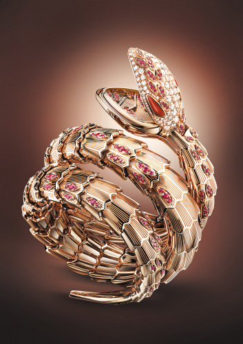 18K玫瑰金表壳，镶嵌明亮式切割钻石、明亮式切割红宝石及玛瑙，18K玫瑰金表盘，镶嵌明亮式切割红宝石。