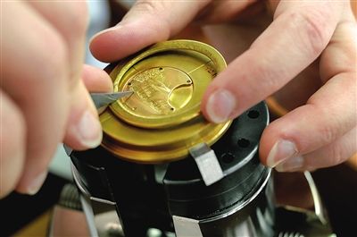 宝珀制表工厂内正在雕刻的定制金雕腕表。