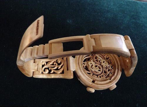 乌克兰木匠瓦列里·达内维奇制作纯木质材料机械腕表