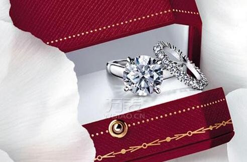 卡地亚“红盒子”用这最炽热浪漫的色彩包裹着美轮美奂的钻石