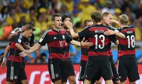 德国队相拥庆祝进球