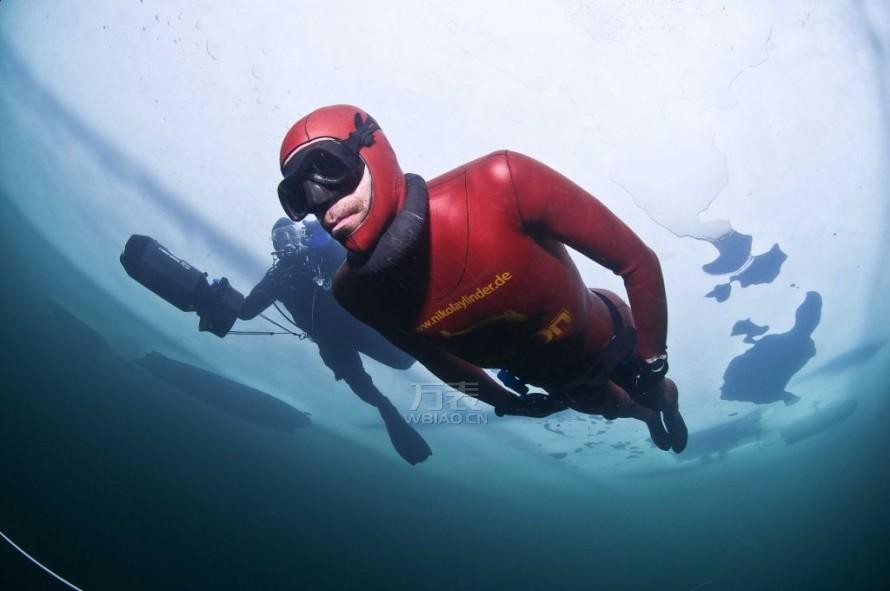 万表网|世界潜水纪录保持者Nik Linder代言迪沃斯潜水表
