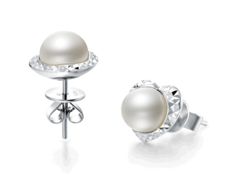 天然珍珠耳环“娇嫩”可贵，展现成熟优雅的魅力