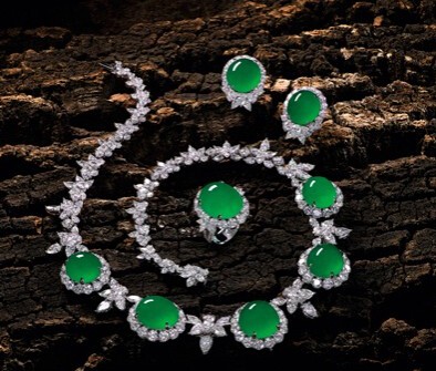 Lot 128 珍罕天然翡翠配钻石项链，戒指及耳环套装 2,950万港元成交