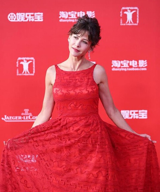 上海电影节闭幕红毯：苏菲玛索成功融进背景板