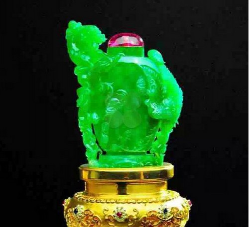 翡翠满绿鼻烟壶 造型别致，享誉盛名的收藏珍品