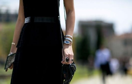 手镯腕表的时髦感，与指间戒指可以随意的呈现出与众不同的时髦风格。