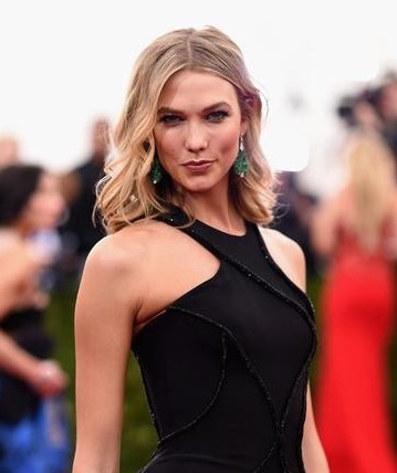 卡莉·克劳斯(Karlie Kloss) 佩戴翡翠耳环