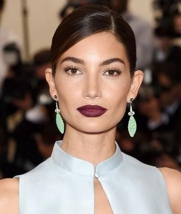 莉莉·奥尔德里奇(Lily Aldridge) 佩戴翡翠耳环