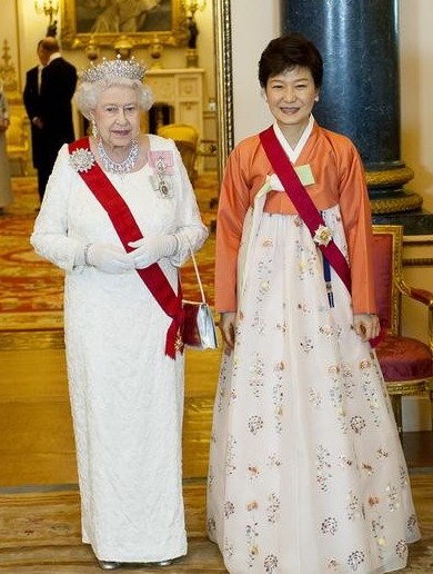 英女王佩戴大不列颠及爱尔兰之女王冠