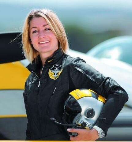 百年灵飞行队首位女性飞行员Aude展翼意大利航展