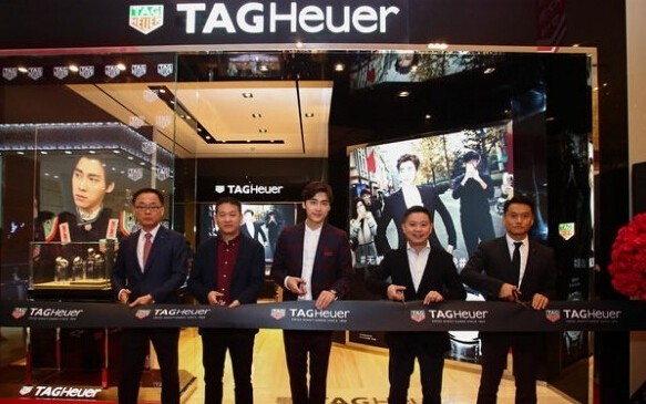 TAG Heuer泰格豪雅携手品牌大使李易峰点亮成都圣诞时刻