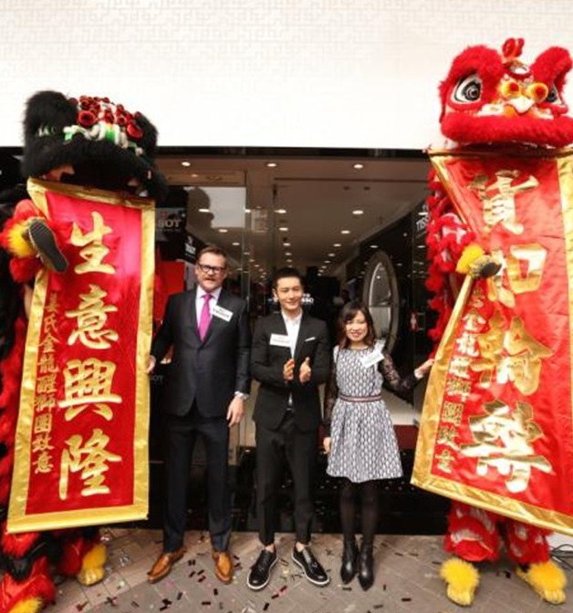 斯沃琪集团香港区总经理Mr.Kevin Rollenhagen,天梭表全球形象大使黄晓明,及天梭表香港区副总裁温京蕾(Lenna)剪彩,醒狮点睛