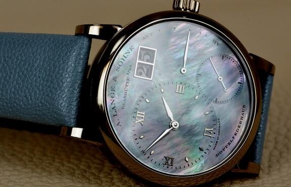 朗格最新在香港钟表展中推出的新款LANGE 1腕表