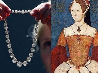 2

。玛利亚女王的“Riviere”和“La Peregrina”价值：1828224美元
