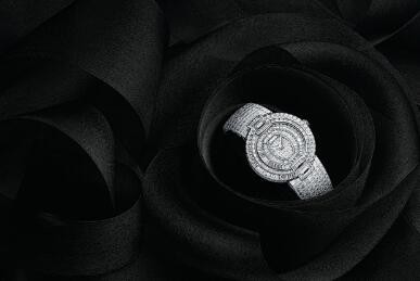 2016年日内瓦钟表展中推出名为“Velvet Ribbon名伶玉带”的珠宝时计