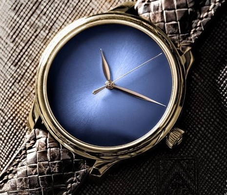 亨利慕时勇创者：腕表也流行电光蓝！