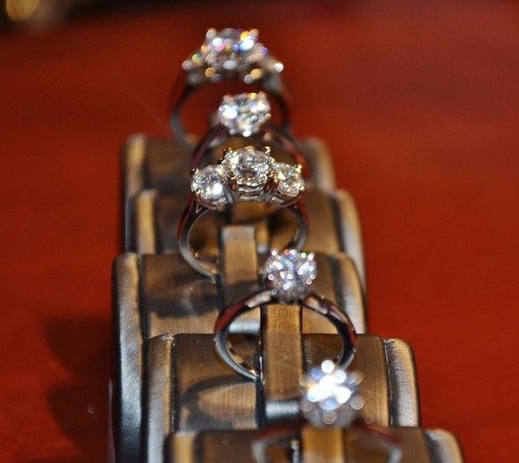 戒指上的钻石是否越大越好呢？几克拉的大小比较合适呢？