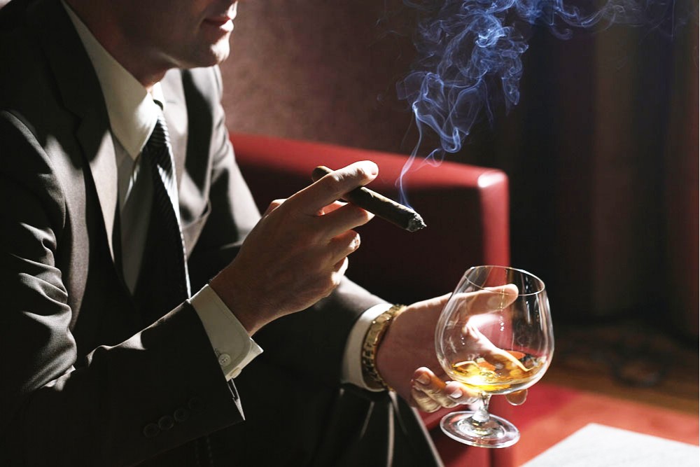 三样成熟男人最入迷的玩意儿：红酒，名表和雪茄