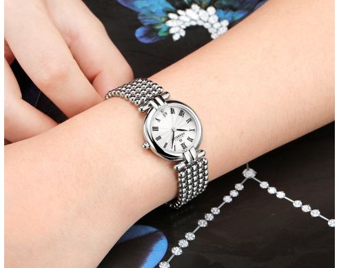 「图」为庆祝弗勒里耶工厂落成20周年，萧邦发布两款腕表