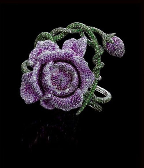 积家La Rose玫瑰腕表镶嵌了超过3000颗珍贵宝石