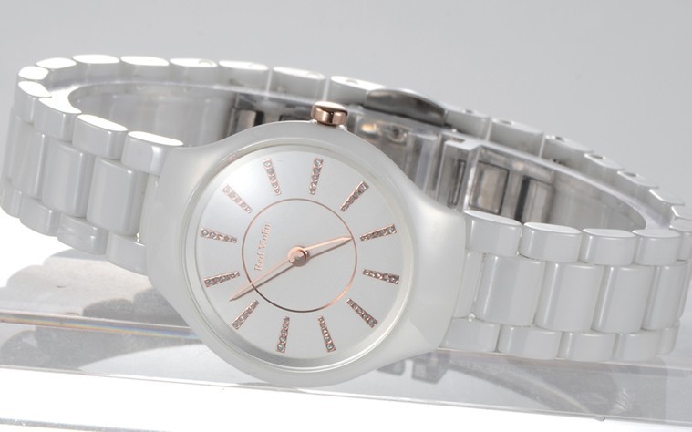 这是一款2013年推出的型号为CQ8008赤琴手表时尚超薄白色石英女表