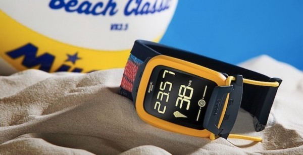 [组图]Swatch发布首款智能手表 定位沙滩排球市场