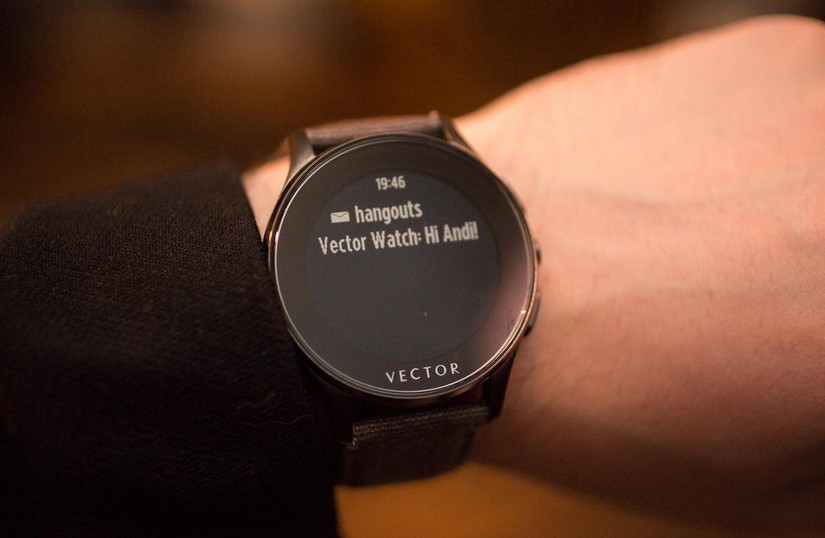 媲美传统腕表 续航30天Vector智能手表