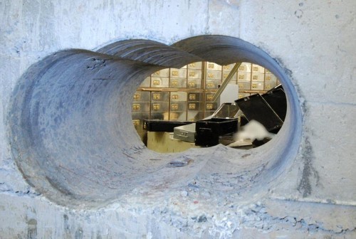 英国史上最大盗窃案现场曝光 居然是挖墙撬电梯