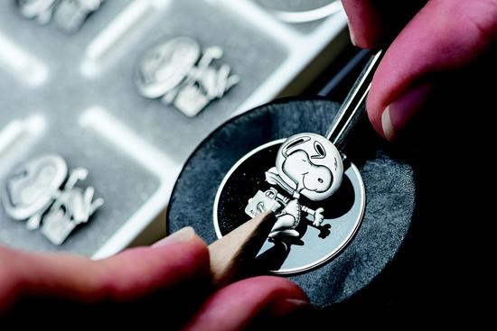 Speedmaster Snoopy apollo 13 production caseback_6