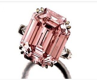粉钻戒指图片欣赏：一颗罕见的Type IIa级别半透明粉红钻