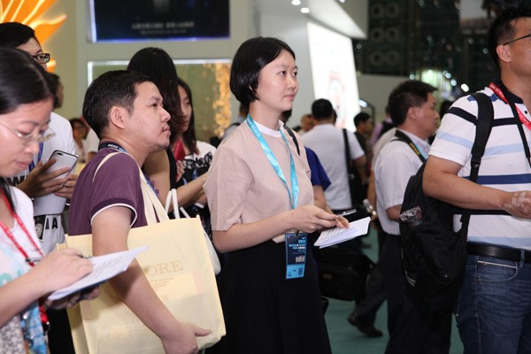朗坤90周年新闻发布会在2015深圳展震撼揭幕
