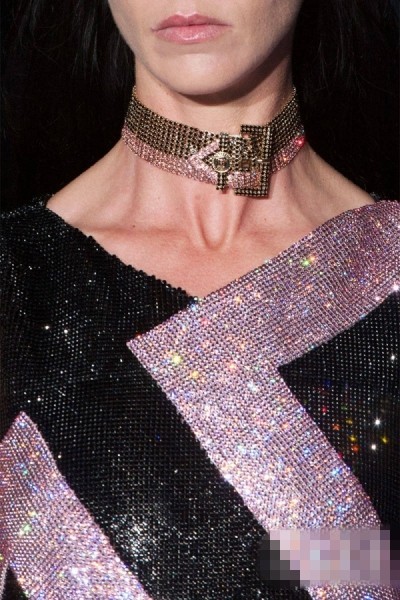 Versace在新一季引入了水晶织物饰品的概念