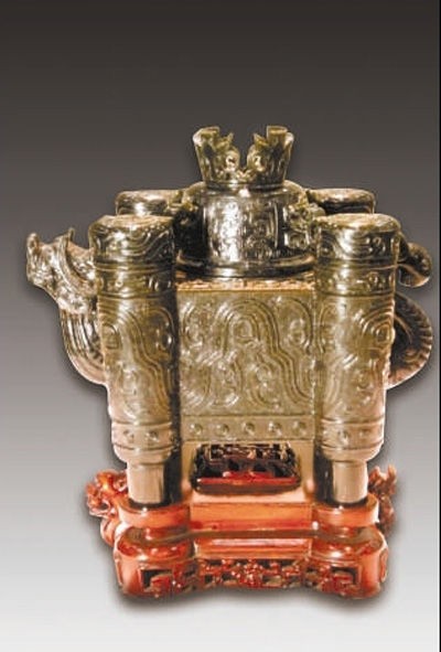 图为1981年获中国工艺美术“百花奖”银杯奖的《黑白玉调色器》。
