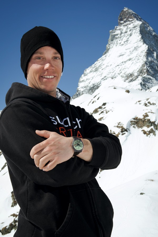 斯沃琪推出新款运动腕表 致敬自由滑雪运动员