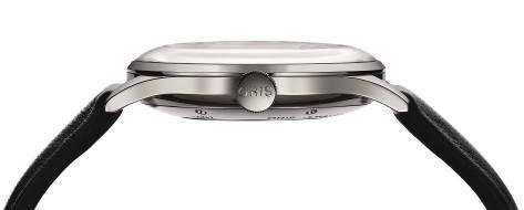 Oris John Coltrane爵士限量表的蓝宝石玻璃表镜有一个非常漂亮的表镜弧度,是仿塑胶玻璃而制造的