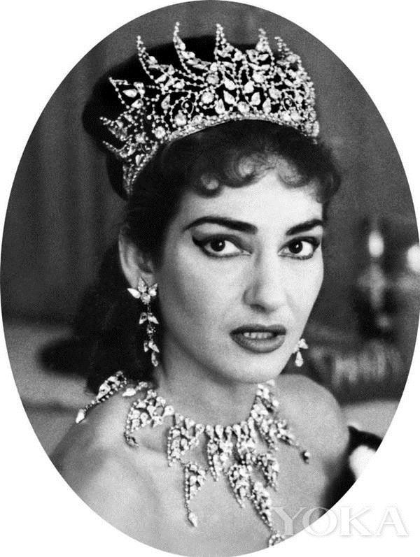 Maria Callas在登台演出时总是佩戴昂贵的珠宝