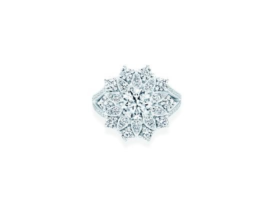 海瑞温斯顿推出芙蓉锦簇Lotus Cluster珠宝系列 展现非凡完美风采