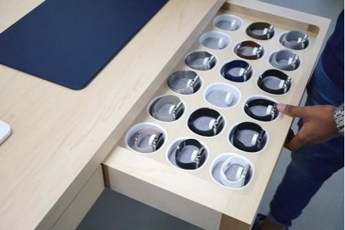 苹果推出了各种拯救的动作：取消试戴苹果手表的预约制度