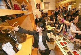 国人奢侈品消费76%在境外 中国人成为全球奢侈品市场的最大买家