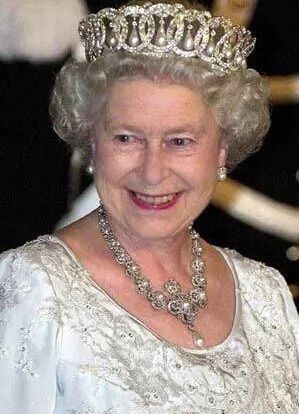 伊莉莎白二世将冠冕上的宝石换成珍珠佩戴