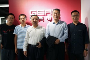 中国钟表协会张宏光执行会长对果壳电子智能手表进行考察